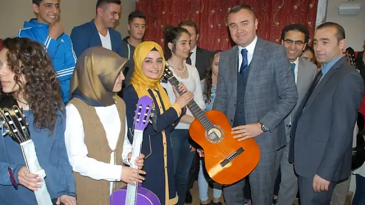 Öğrencilere Bağlama Ve Gitar Hediye Edildi