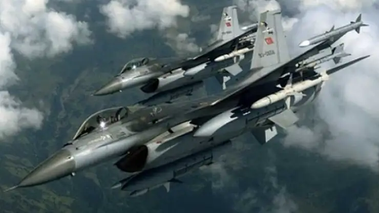 Ses duvarını aşan savaş uçağı heyecan yaşattı