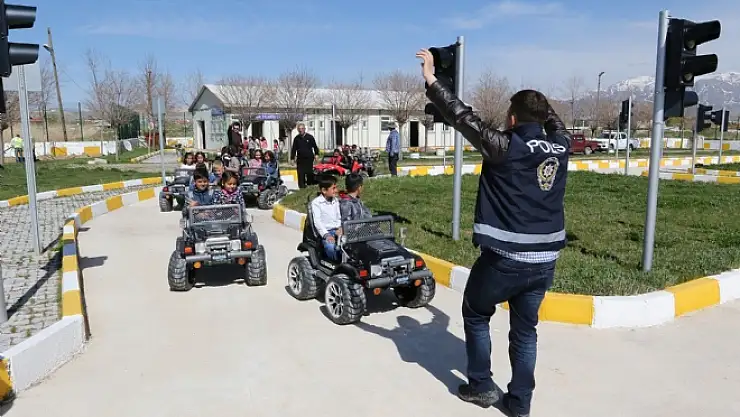 Büyükşehir Belediyesinden Öğrencilere Trafik Eğitimi
