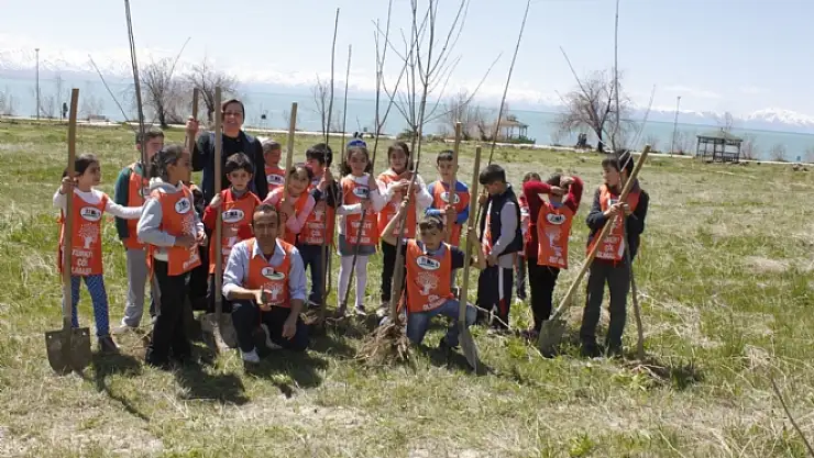 Minik Öğrencilerden Fidan Dikimi