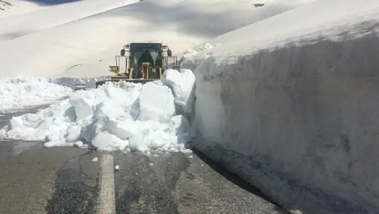 Nisan Ayının Son Haftasında Karla Mücadele Sürüyor