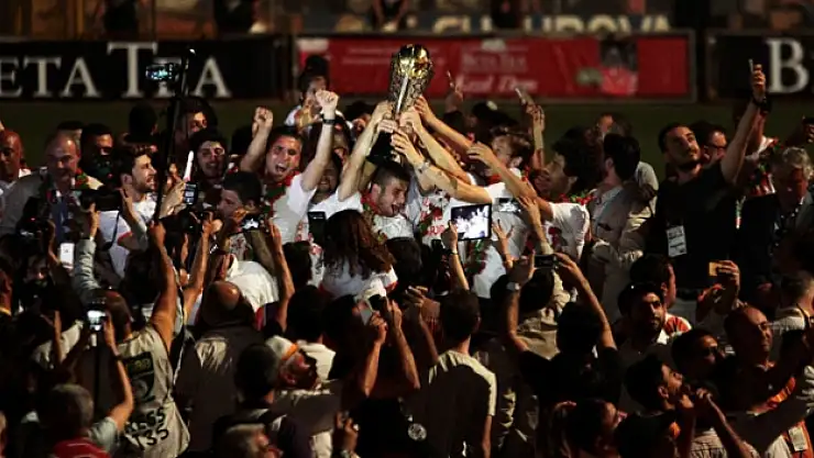 Adanaspor şampiyonluk kupasını aldı