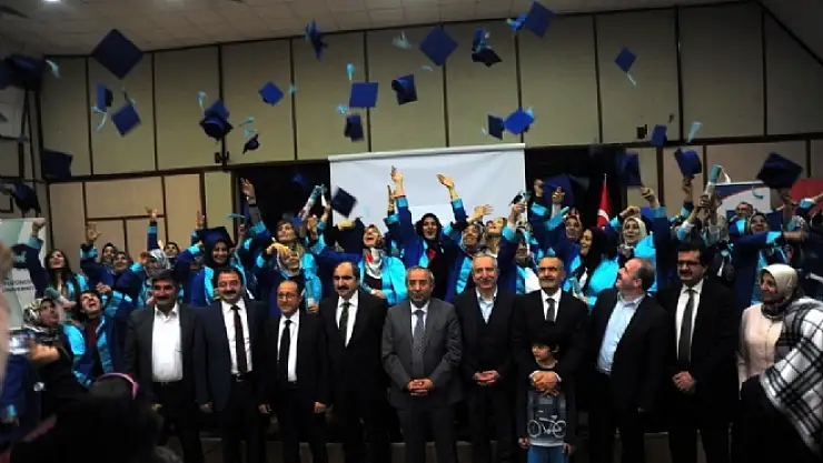 YYÜ'de Anne Üniversitesi 2. mezunlarını verdi