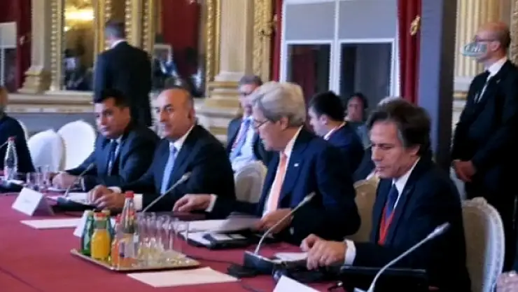 Çavuşoğlu Paris'te Suriye toplantısına katıldı