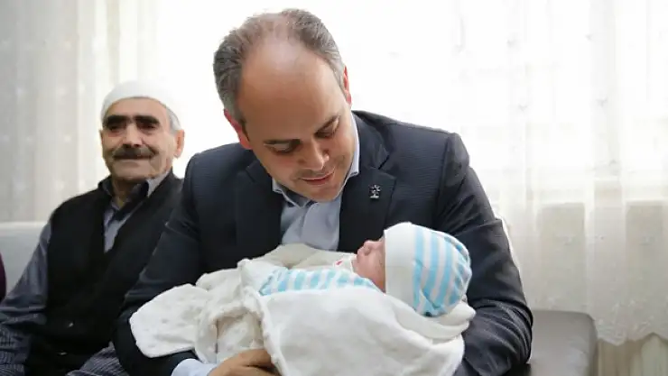 Anneler Gününde şehit ailesini ziyaret etti