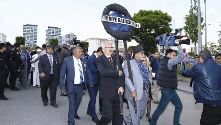 Gazilerden CHPye siyah çelenk