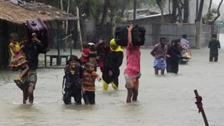 Kasırga yarım milyon kişiyi yerinden etti