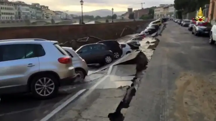 Yol çöktü, araçlar çukura düştü