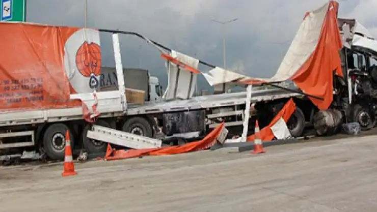 Hurdaya dönen TIRdan burnu kanamadan çıktı
