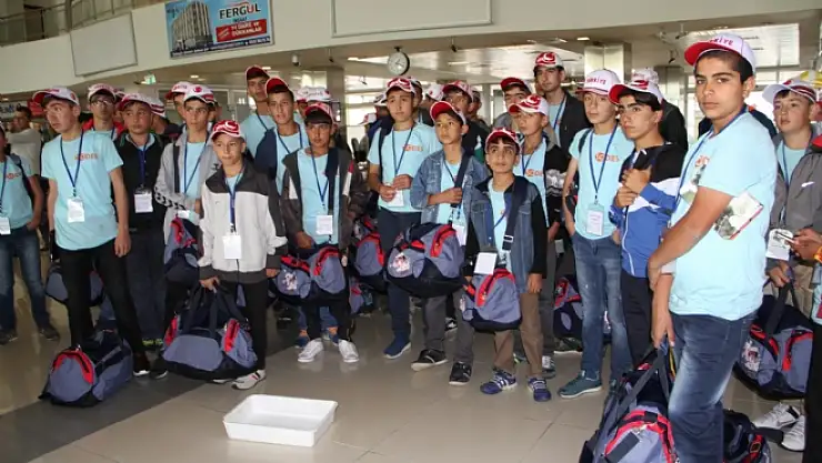 Polisten öğrencilere anlamlı karne hediyesi 