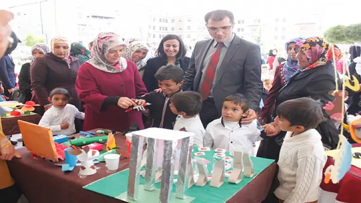 Minik Öğrencilerden Yılsonu Sergisi