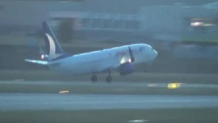 İnatçı yolcular uçak kaldırdı