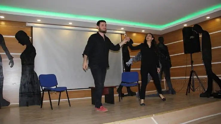 Başkalede İllet Oyunu Sahnelendi