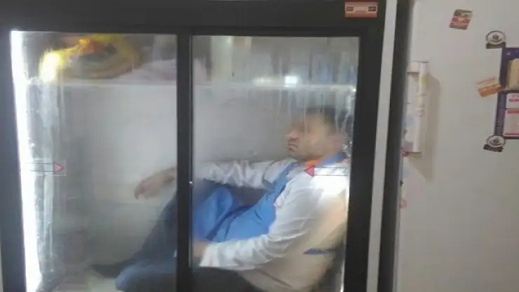 Buzdolabına girerek serinledi