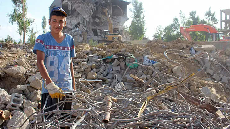 Yüksekovadaki enkaz yığınları ekmek kapısı oldu