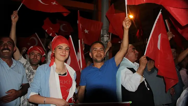 Demokrasi nöbetine devam