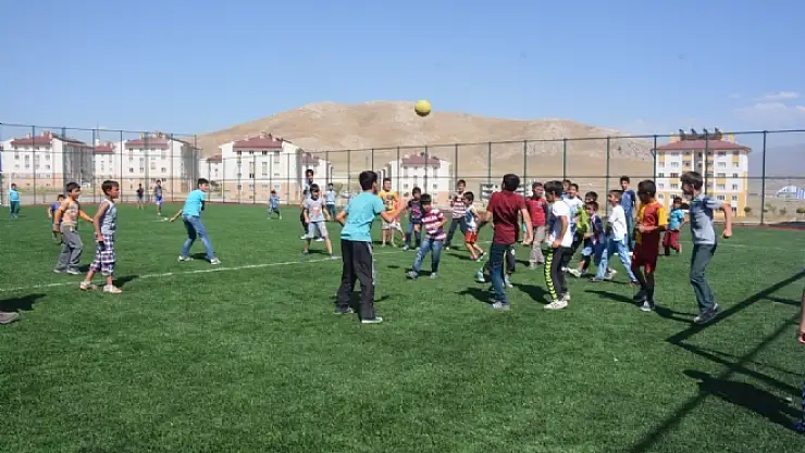 Tuşba'da birçok mahalleye modern spor sahaları