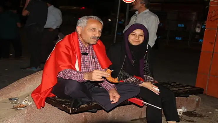 16 gündür babası ile demokrasi nöbetinde