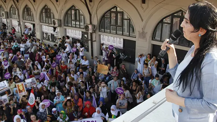 Kadınlar darbelere karşı Kadıköyde buluştu