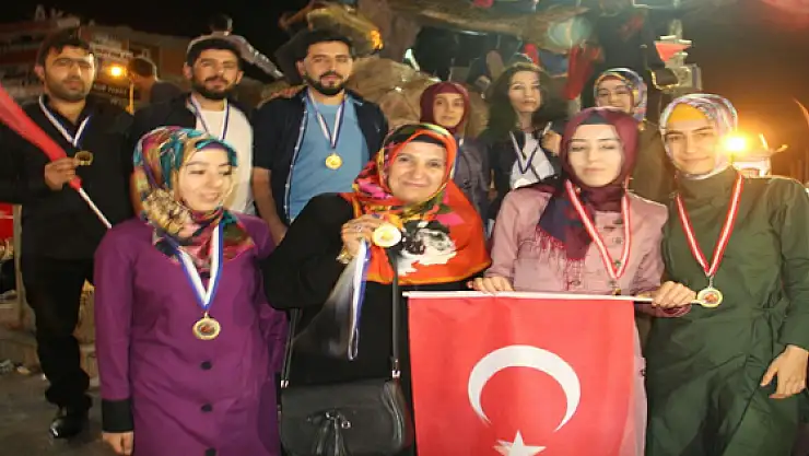 Vanda demokrasi nöbetine katılan gençlere madalya