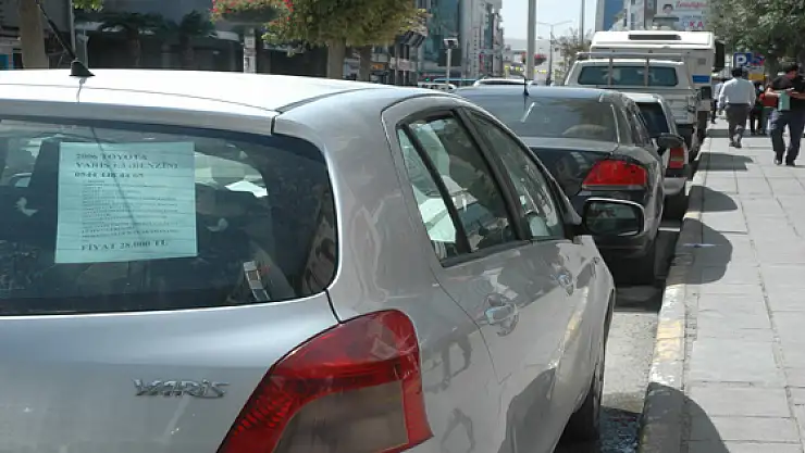 Van caddeleri açık oto pazarı olarak kullanılıyor