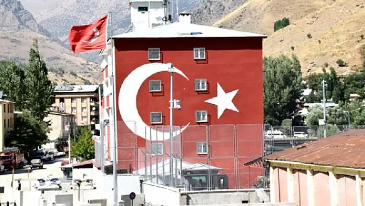 Çatak Emniyet Amirliği binası Türk bayrağı resmi