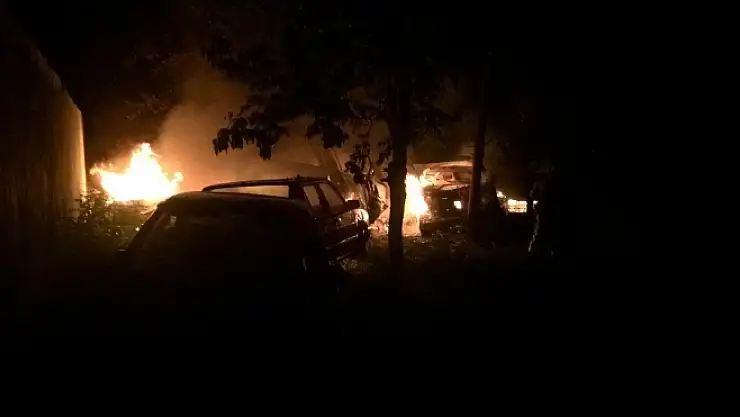 Vanda hasarlı araçların bulunduğu parkta yangın