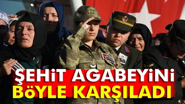 Şehit ağabeyini üniformasıyla, asker selamıyla karşıladı