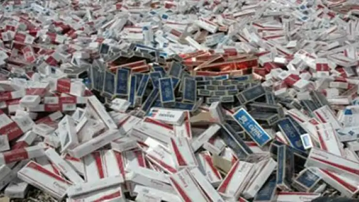 Başkale'de 200 bin paket kaçak sigara ele geçirildi
