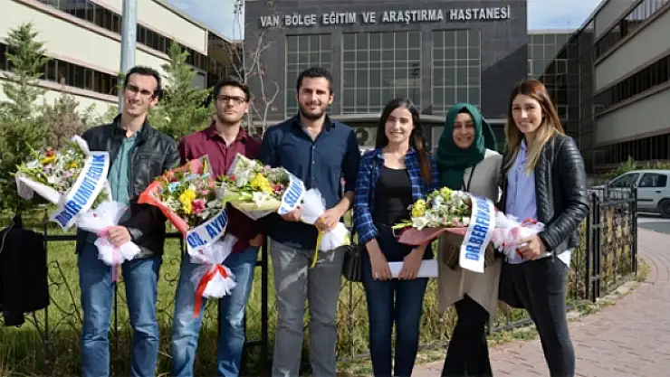 Vana atanan doktorlar çiçeklerle karşılandı
