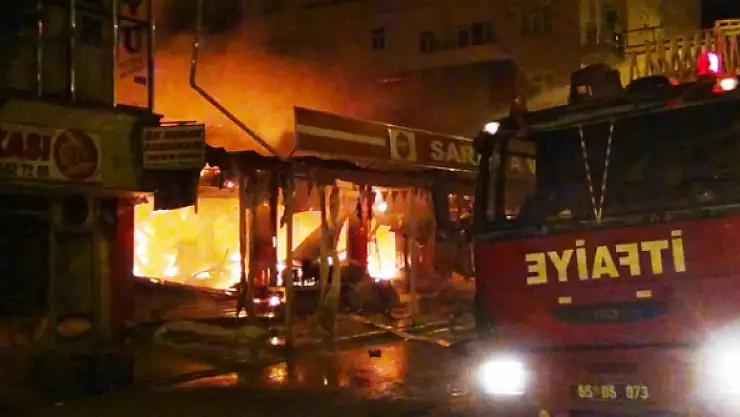 Ercişte çıkan yangında AVM kül oldu