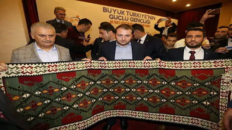 Vandan Başbakan Yıldırıma el yapımı kilim