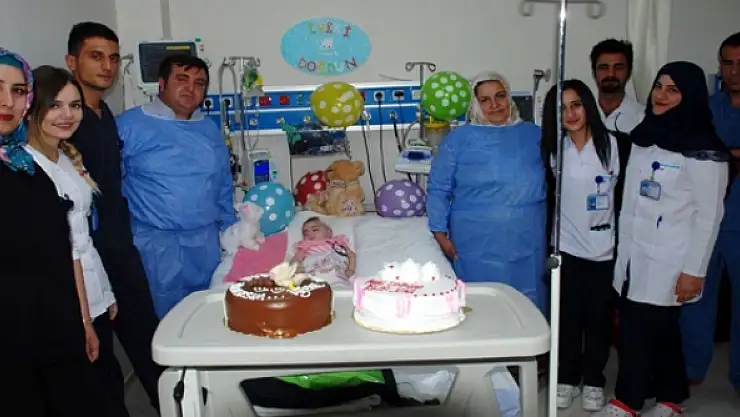 Elif Naz bebek ilk doğum gününü hastanede kutladı