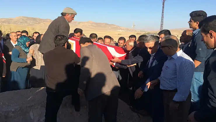 AK Partili başkan yardımcısı gözyaşları arasında toprağa verildi