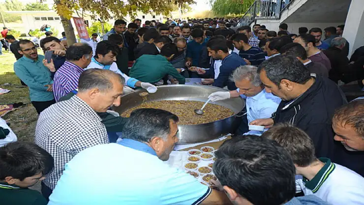 Eğitim Bir-Senden aşure dağıtımı