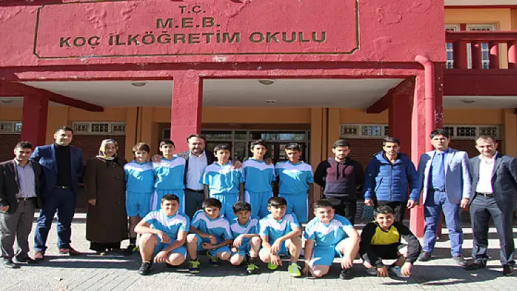 Vanlı iş adamından başarılı öğrencilere forma