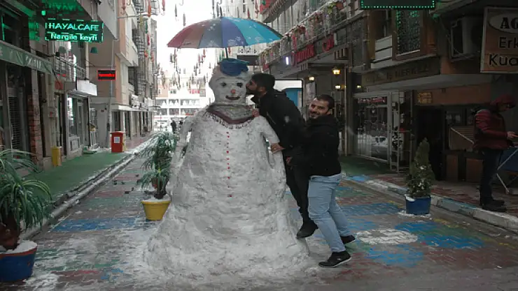 Esnaf kar yağışını eğlenceye çevirdi 