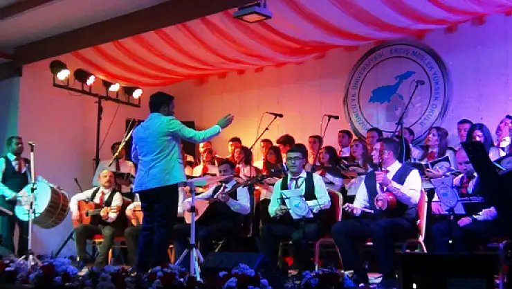 Erciş Halk Müziği Korusu izleyicileri büyüledi