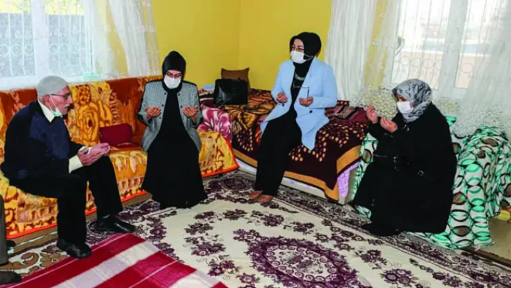 VALİ BİLMEZ'İN EŞİNDEN 117 YAŞINDAKİ HÜSEYİN DEDEYE ZİYARET