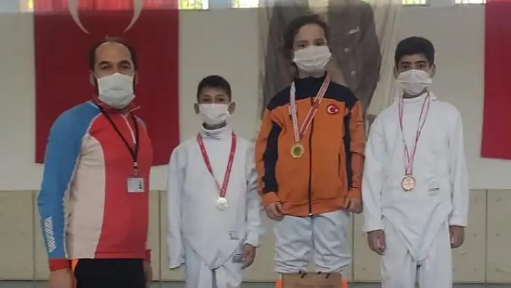 Vanlı sporcular eskrim branşında madalya aldı