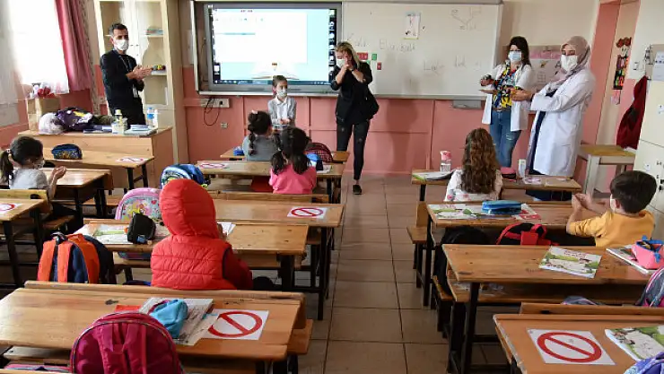 Sağlıkçılardan öğretmen ve öğrencilere koronavirüs eğitimi