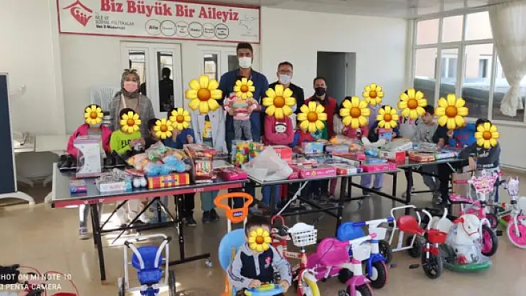 Korumaya muhtaç çocuklara oyuncak, bisiklet ve kitap desteği