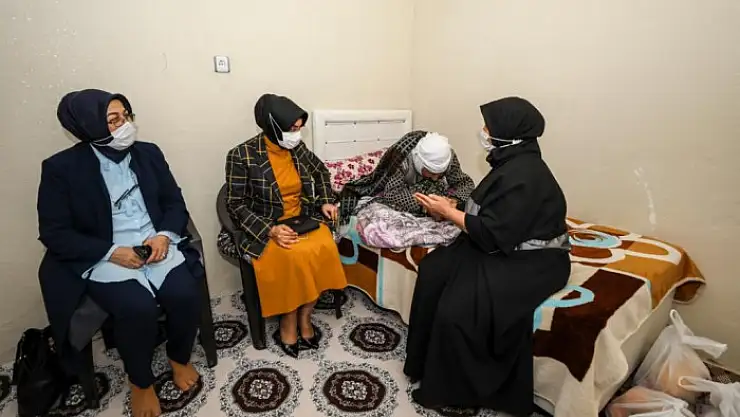 Vali Bilmez'in eşinden 122 yaşındaki nineye ziyaret