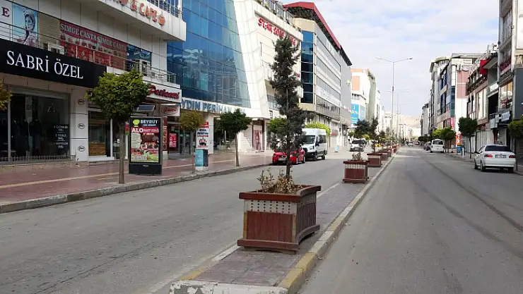 Van'ın cadde ve sokakları boş kaldı