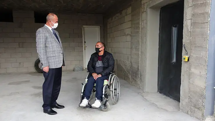 Çocuklarının yardımıyla dışarı çıkabilen engelliye asansör yapıldı