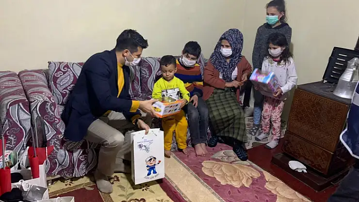 Van polisinden öğrencilere kitap ve oyuncak desteği