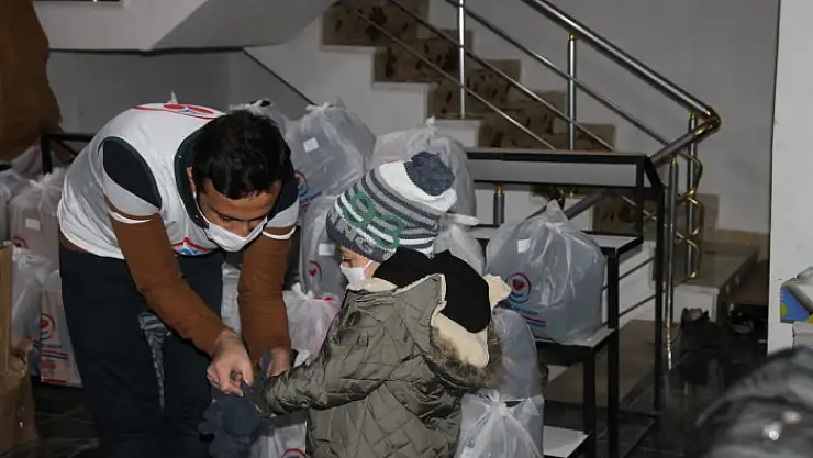 Yetimler Vakfı'ndan bot ve mont yardımı