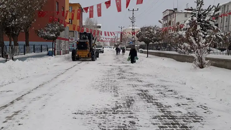Çaldıran Belediyesi çarşı merkezinde biriken karı temizledi