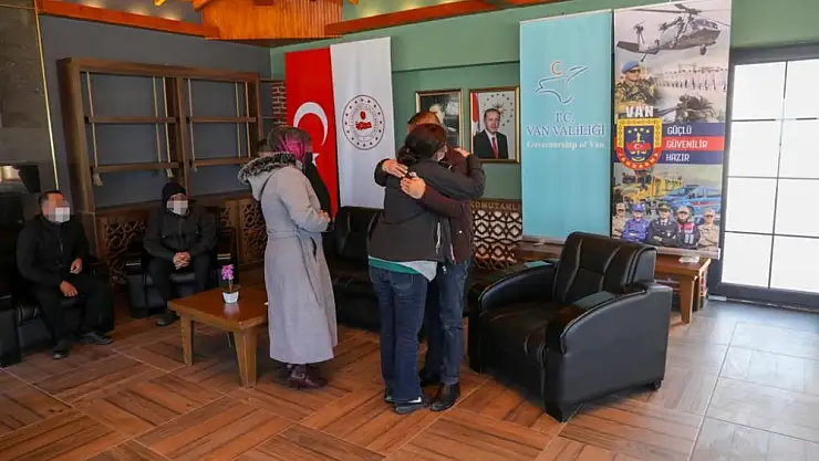Teslim olan PKK'lı ailesiyle buluştu