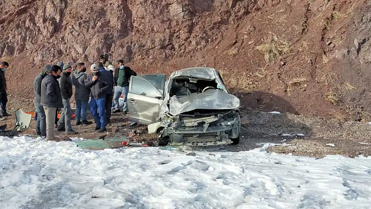 Van-Özalp karayolunda trafik kazası 2 yaralı